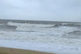 日照万平口景区海浪掀起两米多高 阵风达到十级｜迎战台风“烟花”视频封面