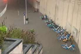 晚高峰广州下起暴雨！多个路段受积水影响行车缓慢图片