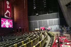 升国旗奏国歌！10分钟升起4面五星红旗图片