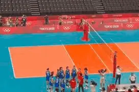 东京奥运会催泪一幕！中国女排姑娘哭成泪人送别郎平，现场响起这首歌曲……图片