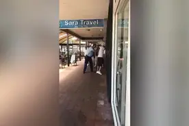 澳大利亚一男子拒绝服从警方 在被喷胡椒粉后殴打警察图片