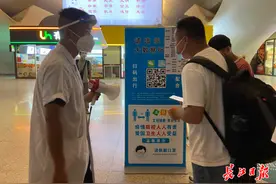 增加人手引导重点地区旅客登记，武汉站内重点区域每天3次消毒图片