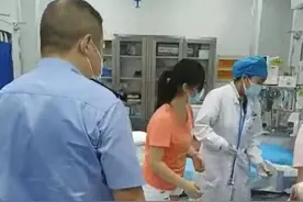 婴儿发烧呕吐吓坏父母，警车化身“救护车”送医图片