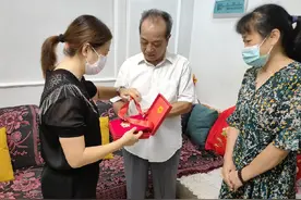 退伍老兵阮班贵获补发“光荣在党50年”纪念章图片