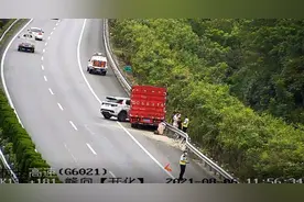 因琐事争吵，情侣高速上抢夺方向盘！最终民警出手了图片