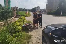 “没想到警察抓人这么拼！”辅警与涉毒人员激烈搏斗滚落水沟负伤图片