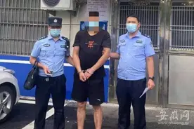 居民在家中洗碗时 无意间发现陌生男子躲进衣柜图片
