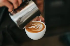 靠KFC卖出1亿多杯咖啡还不够，百胜中国“组队”Lavazza加速开店图片