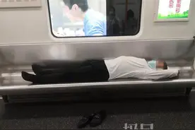 男子地铁霸座引众怒，乘客拍照举报谴责不文明乘车行为图片