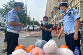 烟台交警第五大队发放爱心头盔 付20元押金可领取图片