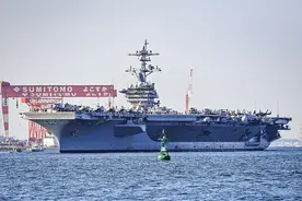 美国卡尔文森号航母28日访问日本横须贺港图片