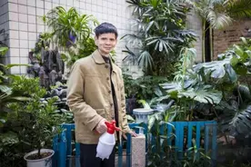 你丢掉的残花，被这位大叔捡后，不仅能存活还被打造成打卡圣地图片