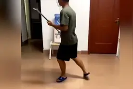 教官半夜加班复习棍术，网友：好像临时抱佛脚的我视频封面