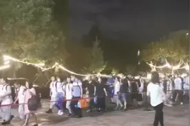 杭州各初中开启晚自习，有学校急聘食堂阿姨图片