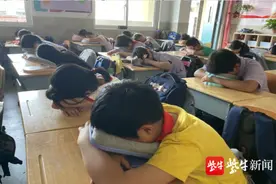 南京小学生用上了“午睡神器”，午饭后美美得睡一会图片