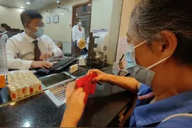 建党百年纪念币兑换首日……图片