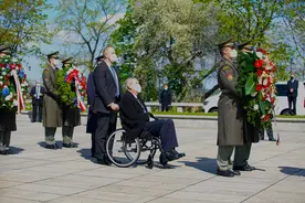 捷克现任和前任总统双双入院图片