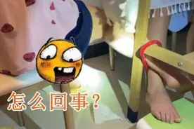 哭笑不得！闺蜜俩酒后玩游戏，把脚锁桌角，结果钥匙丢了……图片