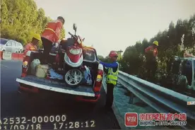 广西老夫妇骑电动车误入高速 交警及时救援图片