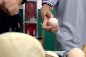 高一新生自发给老师带早饭 包子鸡蛋盛满6个碗图片