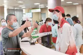 相信善良！大学生为陌生患病大叔垫钱救急，有人说他傻，他却这样说图片