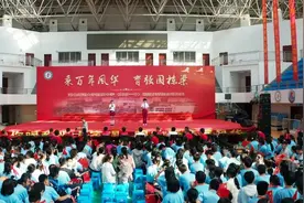 今天上午在黄石一所学校拍下的，场面壮观图片