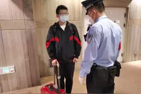 国庆第一天，粗心小伙在北京西站拿错行李险丢钻戒耽误求婚图片