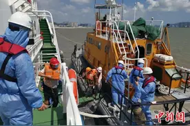 交通运输部东海救助局闽江口成功救助三名受伤船员图片