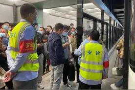 公交人紧急支援 疏散晚点旅客图片