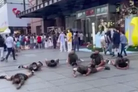 打靶训练、部队行进……台7名新兵在街头“操练”，网友：真是哭笑不得图片
