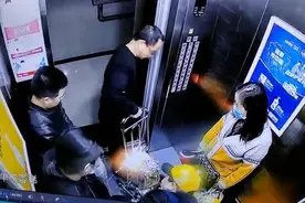 电瓶进电梯一秒钟就擦出火花，吓跑其他乘客！物业：已规劝当事业主图片