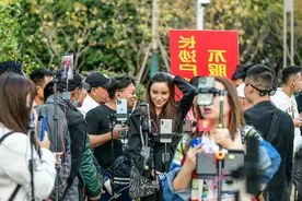 暗访低俗直播：当众嘶吼打骂、洗脚水淋头…声称日赚4万！长沙多部门联合出手图片