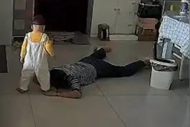 独特的教育方式 枣庄一母亲效仿22个月大男宝趴地蹬腿哭 孩子先爬起来哄妈妈图片