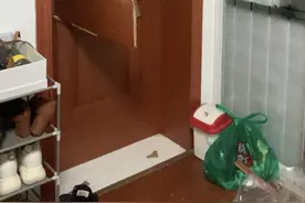 真·破门而入！女子深夜遭陌生男闯入，事后还被围殴，警方回应图片