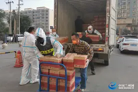 助力抗疫 甘肃陇萃堂捐赠1000箱桶装牛肉面图片