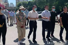 鄂城区委副书记区长董国平到月畔湾社区检查卫生城复审迎检工作图片