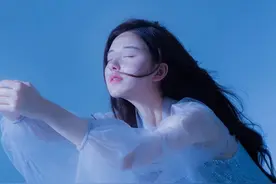 赵露思拍“水下”写真惊艳，蓝色调更显肤白貌美图片