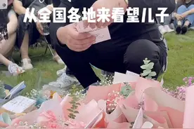 乔任梁去世5周年，墓前变粉色花海，粉丝陪乔爸乔妈聊天画面暖心图片