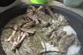 山东大集上的羊肉汤，不洗直接下锅煮，满锅血沫子，一天卖6个羊图片