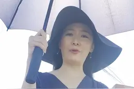 憔悴不再？43岁黄海波变摊主为美女下海抓鱼，身材圆润展现幸福肥图片