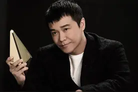 陈思诚搭上四字花？丁真忙补表演课？吴镇宇得罪人退圈了？图片