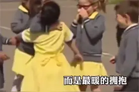 "没脚小孩"走红，第一次装上"假肢"去学校，同学的反应引深思图片