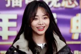 谭松韵央视跨年采访，30岁少女感似18，网友强推王冰冰来同框图片