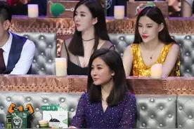 汪聪在主持某综艺节目录制时，脱下鞋的美脚竟意外抢镜。图片