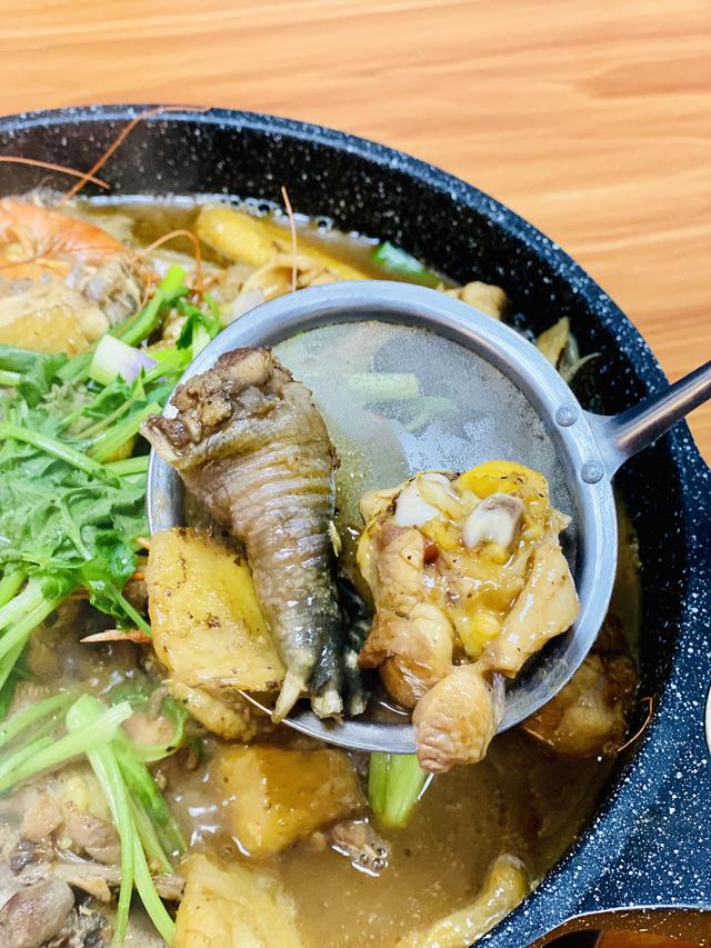 花胶鲍鱼椰子煲鸡 花胶鲍鱼煲鸡汤的功效