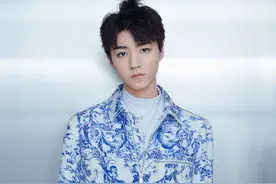 王俊凯今晚跨年演唱会造型，茹伊印花图案连体裤装，清新雅致图片