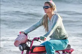 帕丽斯·希尔顿和男友恩爱现身马里布的海滩图片