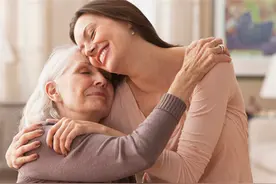 六十岁的女人，为什么还要在婚外找情人？听听两个女人的实话图片