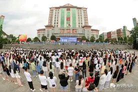 贵州黔东南：“百米蜡染长卷”献礼党的百岁华诞图片