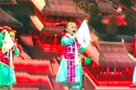 儿童节文艺表演又现抢镜小姑娘，这一幕看了让人既好笑又心酸图片